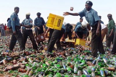 Niszczone butelki po piwie Nigeria