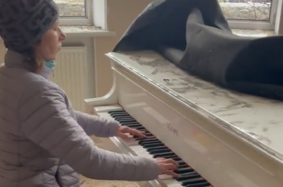 Ukrainka gra na fortepianie