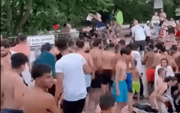 Wakacyjna bójka na basenie Berlin