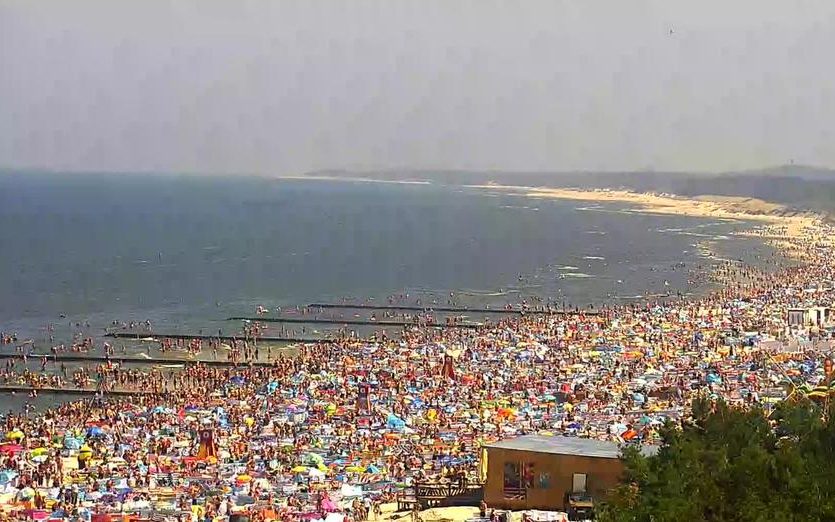 Parawany nad Bałtykiem: turyści zajmują miejsca na plaży na kolejny dzień