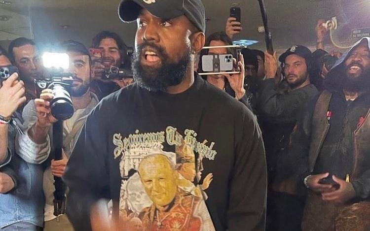 Kanye West w bluzie z papieżem. "Żyjemy w brudnej symulacji" /fot. Instagram