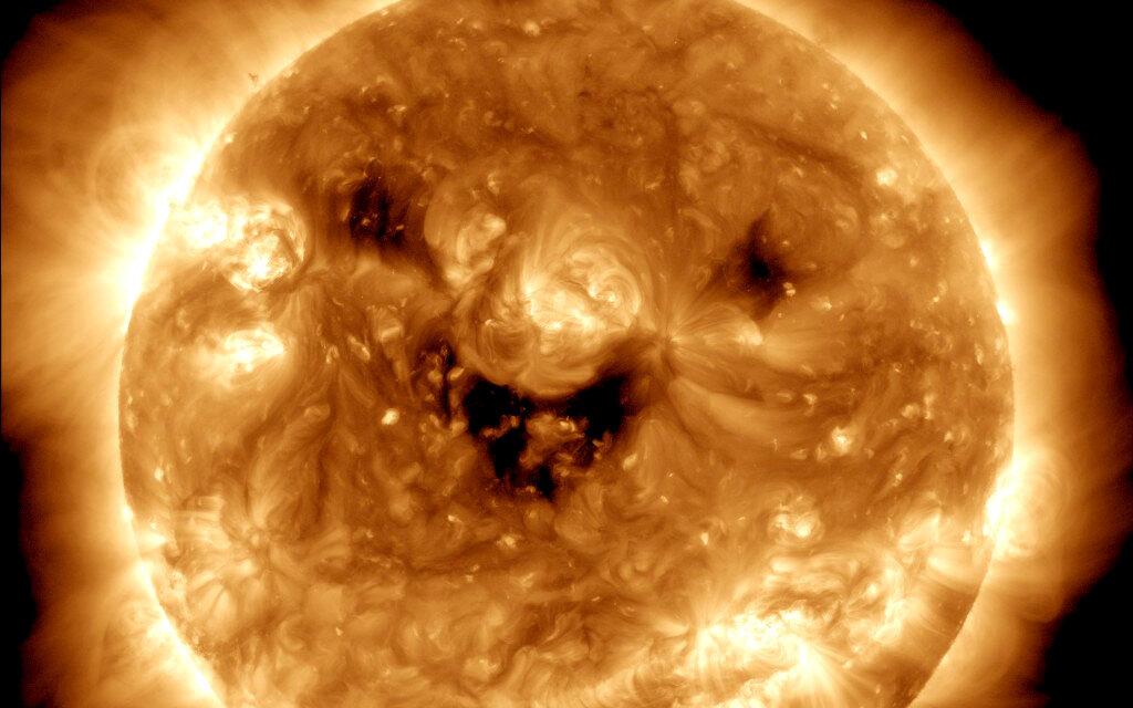 Tak "uśmiecha się" Słońce. NASA opublikowała niezwykłe zdjęcie/ fot. twitter.com/NASASun