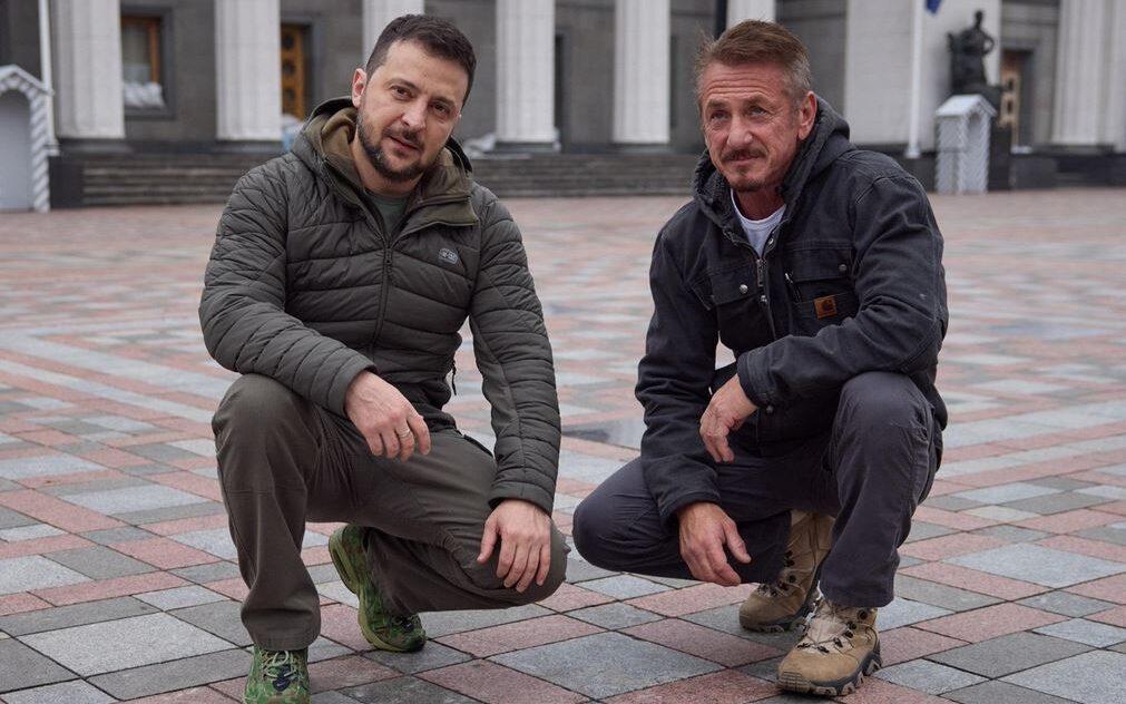 Znany amerykański aktor Sean Penn zostawia statuetkę Oscara w Kijowie „jako symbol wiary w zwycięstwo”