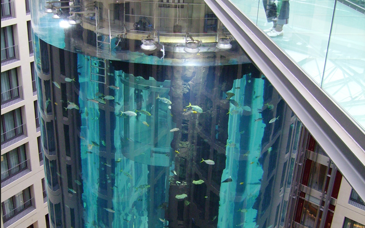 Eksplozja gigantycznego akwarium w Berlinie. Wylał się milion litrów wody /fot. wikimedia