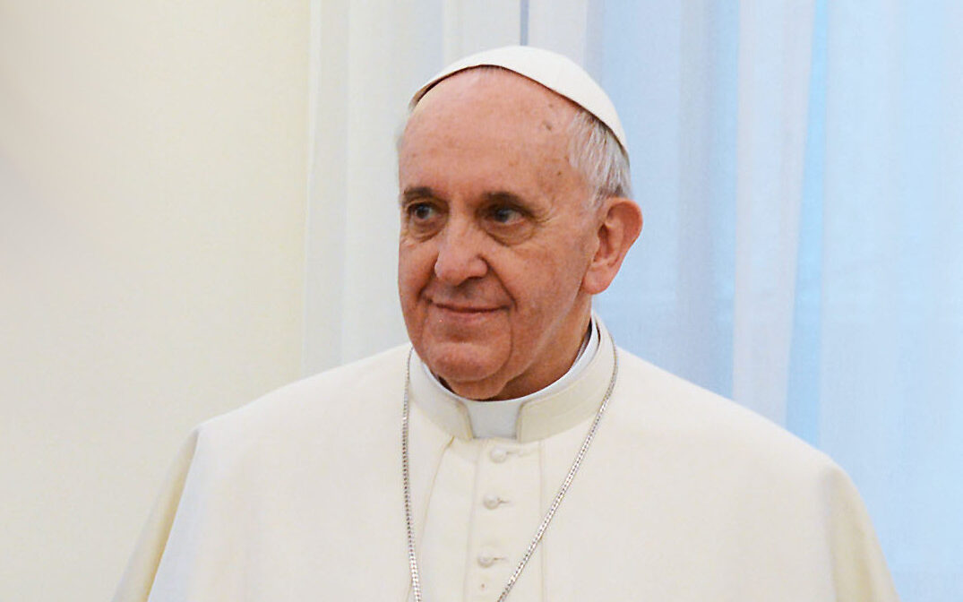 Biała kurtka papieża Franciszka hitem sieci. Które zdjęcie jest prawdziwe?  /fot. wikimedia 