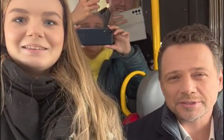 Nagranie z Rafałem Trzaskowskim hitem internetu! Prezydent pomaga dziewczynie spóźnionej na lekcję