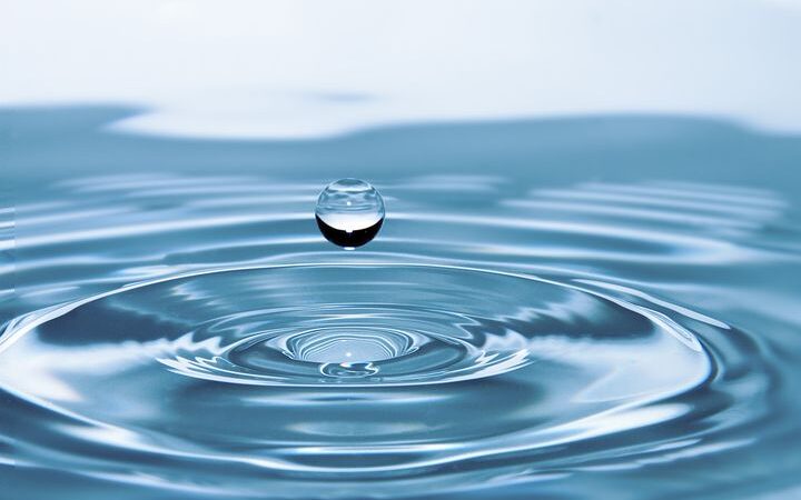 Światowy Dzień Wody. Jakie zalety przynosi regularne picie wody?