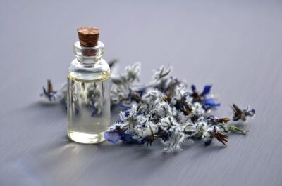Jakie olejki do aromaterapii sprawdzą się podczas problemów skórnych?