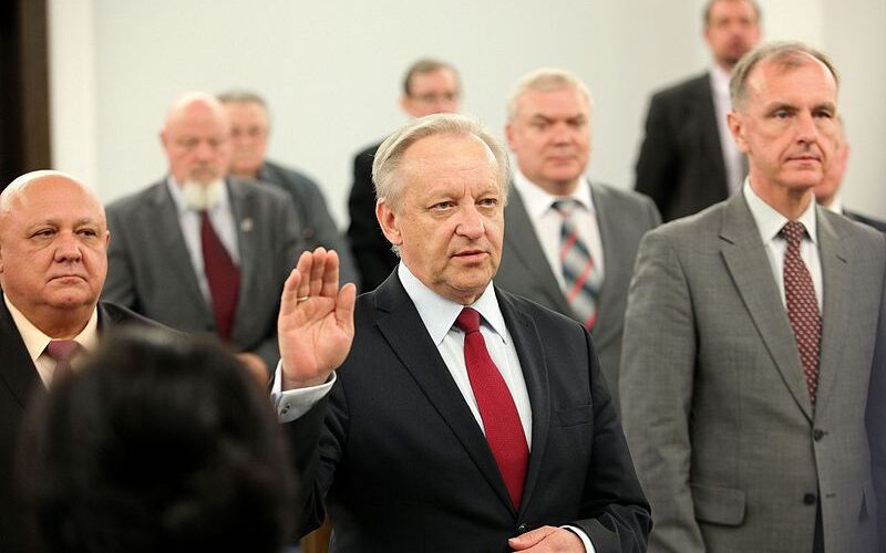 W latach 80-tych był nazywany "skrobakiem", dziś jest działaczem pro-lifie. Kim jest Bolesław Piecha? /fot. wikimedia/Kancelaria Senatu RP