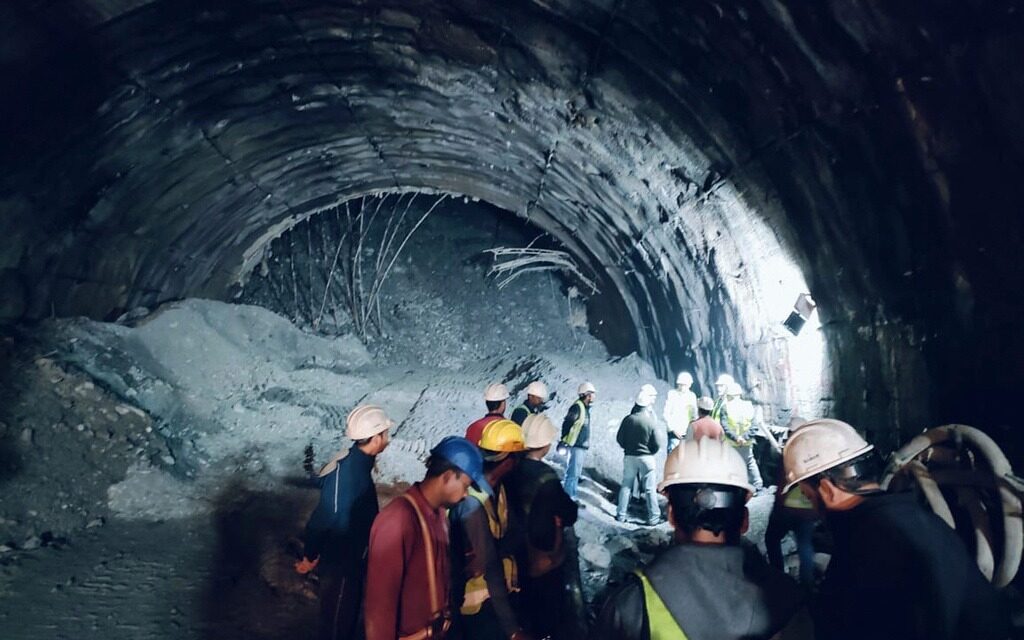 Indie: Robotnicy uwięzieni w tunelu od tygodnia czekają na ratunek