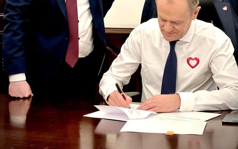 Premier Donald Tusk złożył swój pierwszy podpis, fot. Donald Tusk/Facebook