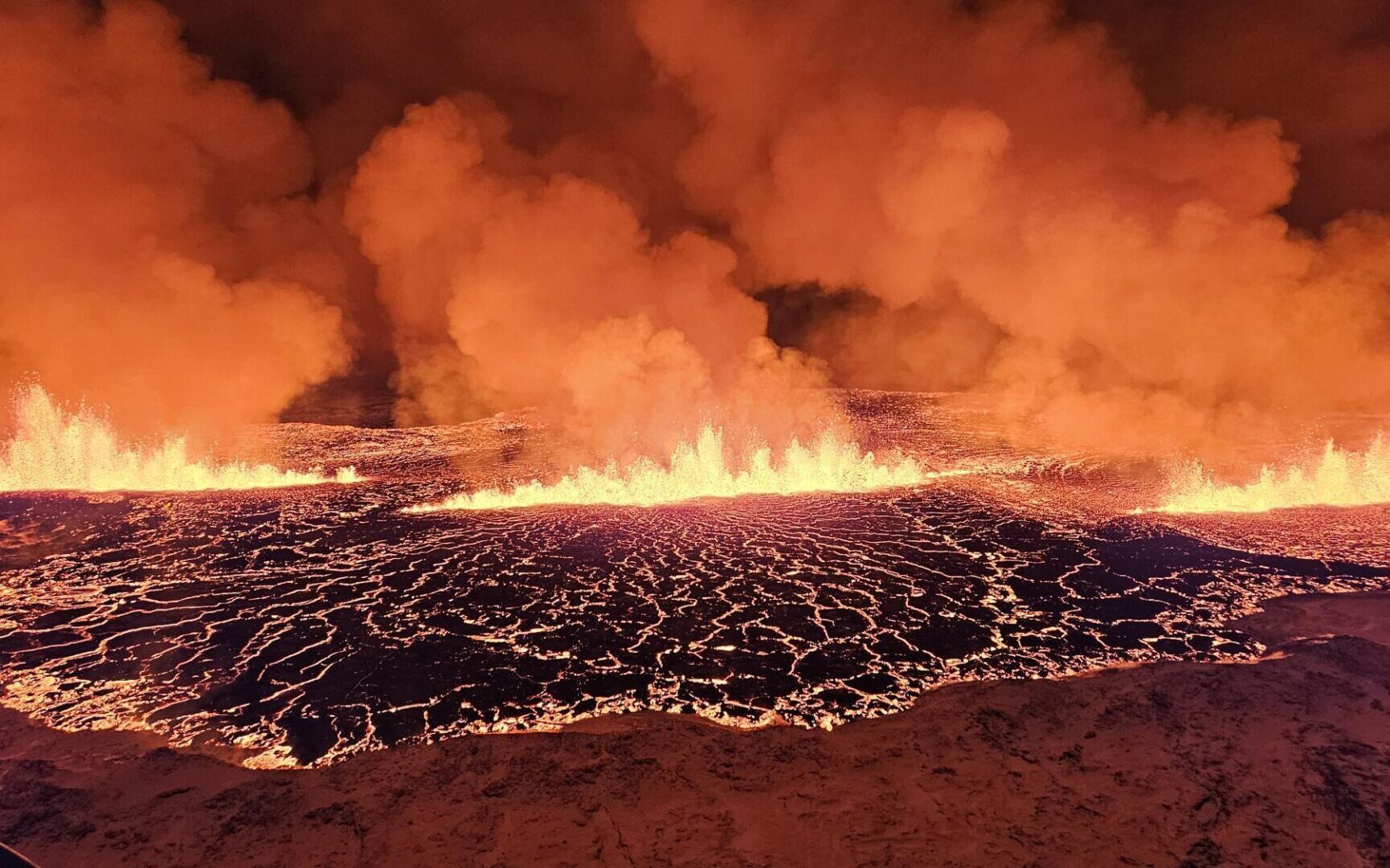 Wybuch wulkanu na Islandii. Spektakularne zjawisko przeraża i zachwyca