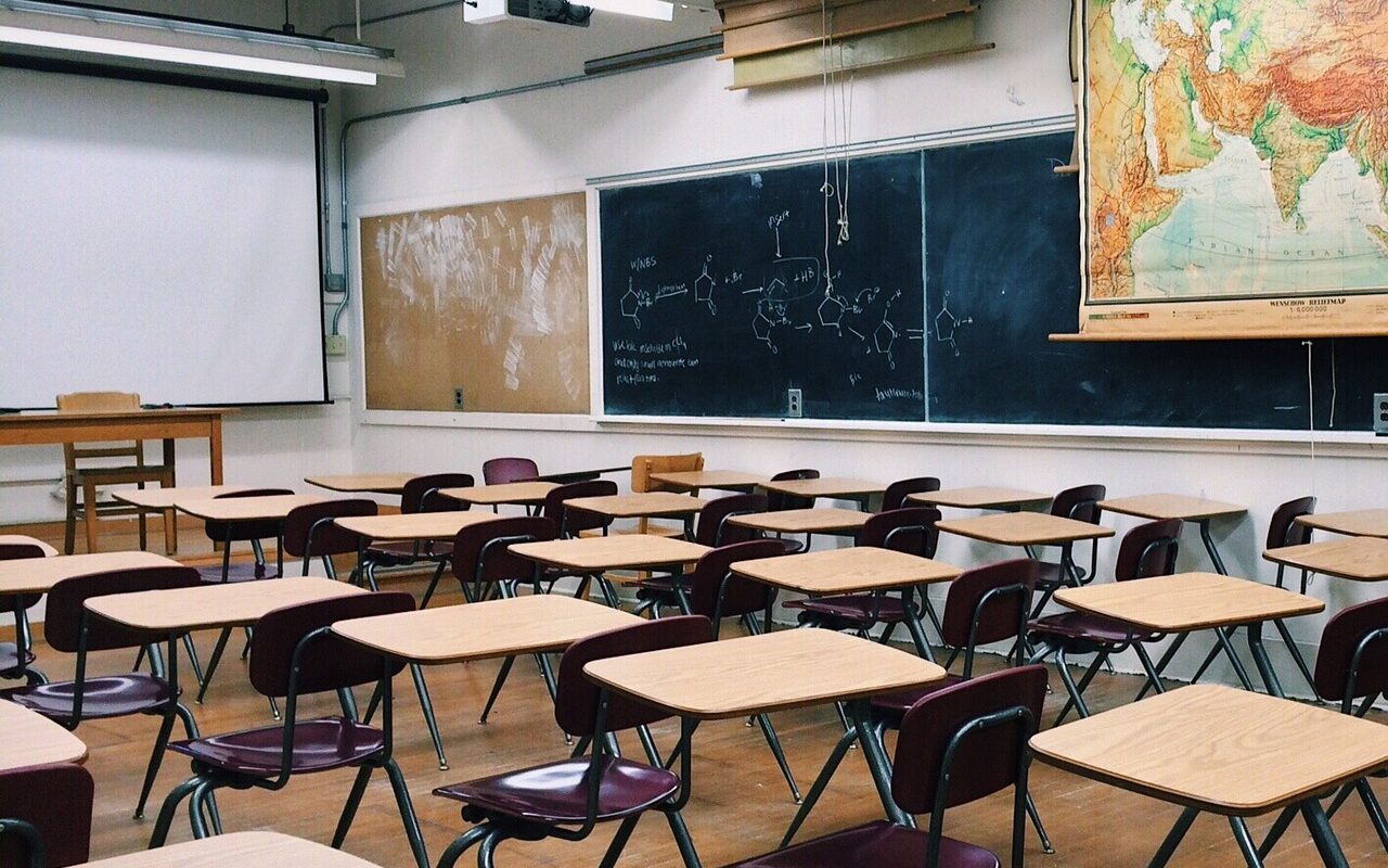 Ewakuowano szkołę z powodu wyczucia drażniącej substancji, fot. pixabay.com