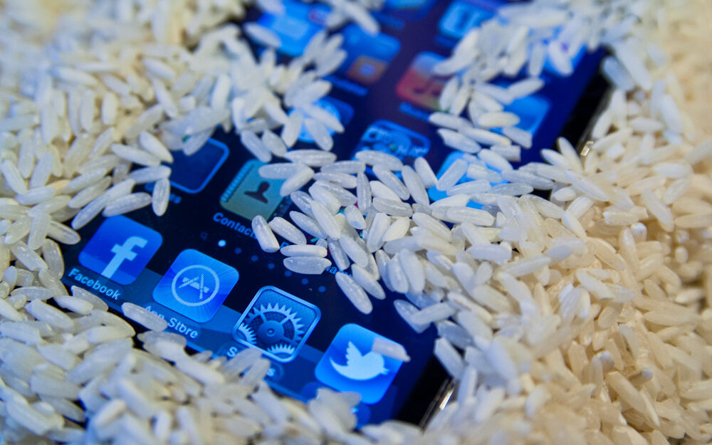 Zalałeś swojego iPhone? Apple ostrzega: nie wkładaj telefonu do ryżu
