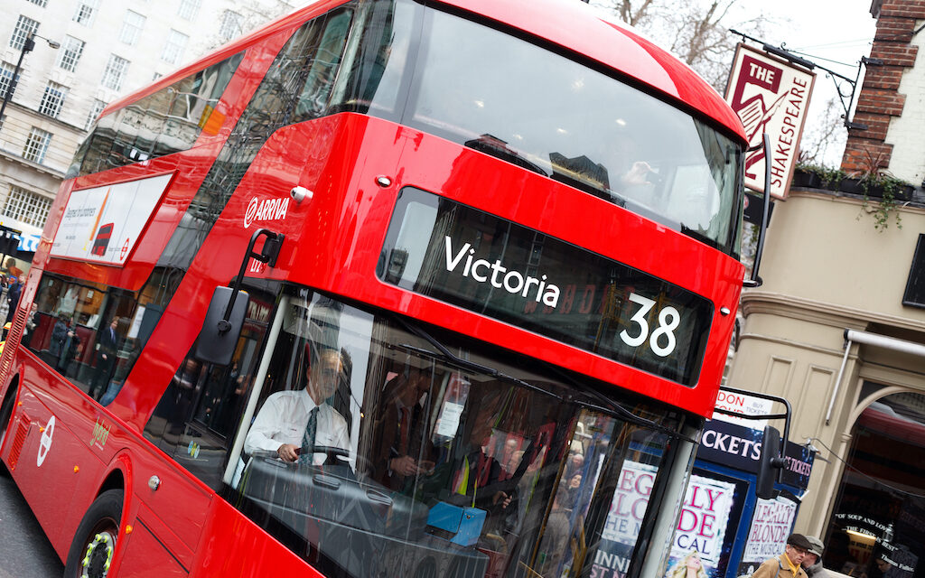 Wielka Brytania: Piętrowy autobus wjechał w pub w centrum Londynu [NAGRANIE]