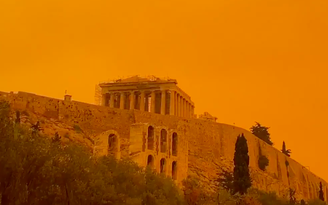 Pomarańczowe niebo nad Atenami. Krajobraz niczym z Marsa